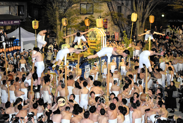 岐阜県の古川祭、5年ぶりの通常開催　旧城下町、勇壮に「起し太鼓」