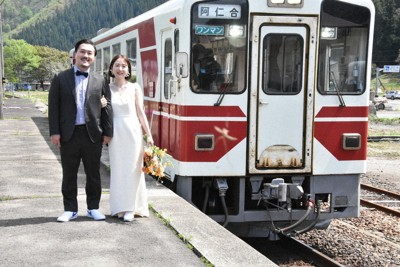 花嫁姿、見せたかった　駅で結婚式　ローカル鉄道の計らいで実現