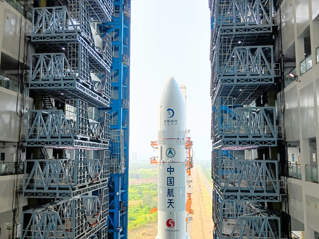 中国が月裏側の探査機を打ち上げ　試料の持ち帰り成功なら史上初めて