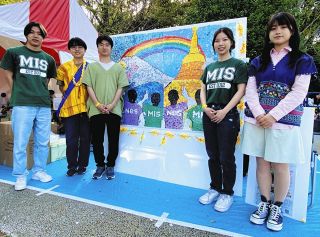 大きな「ちぎり絵」でミャンマー支援へのメッセージ　共同制作した日本の大学生、「心のつながり」実感