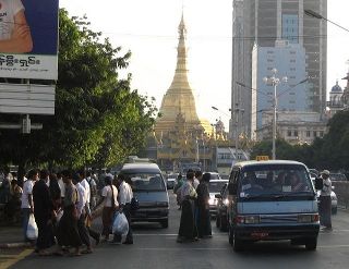 ミャンマーで若い男性に出国禁止令　徴兵制による人材流出を防ぐ狙いか　旅券事務所ではワイロ横行も…
